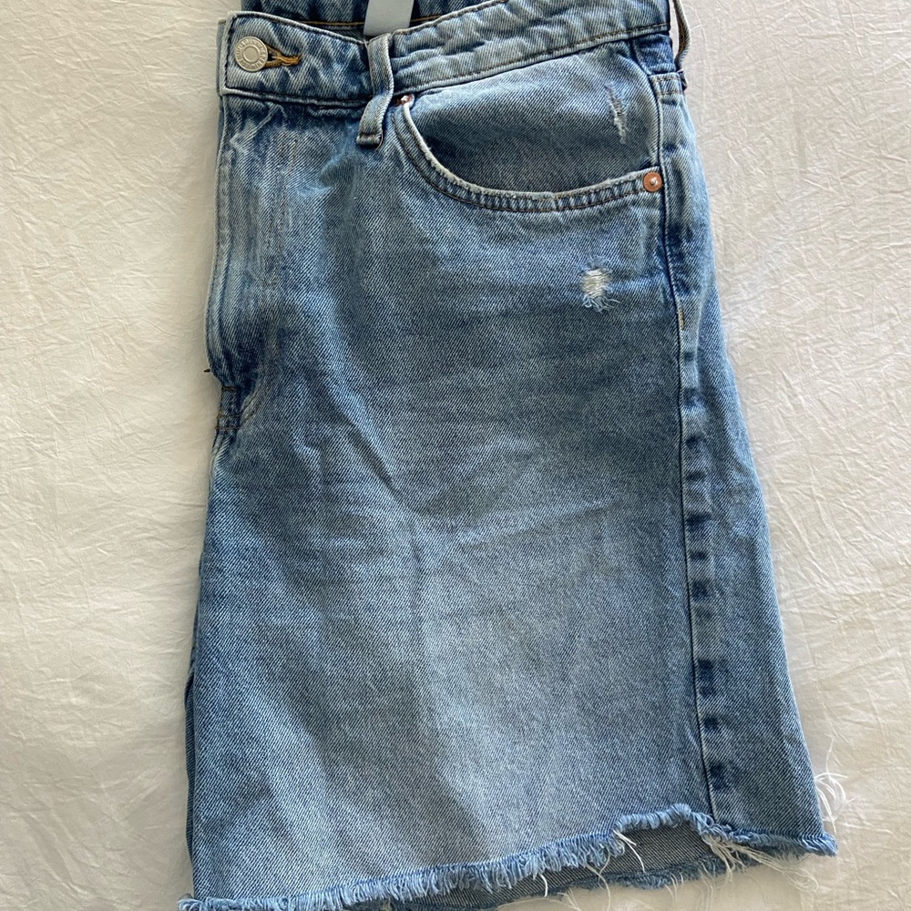 H&M Distressed Cut-off Shorts - Picture 3 of 3